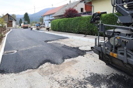 ASFALTIRANJE DOLENJE JEZERO 02 FOTO LJUBO VUKELIČ